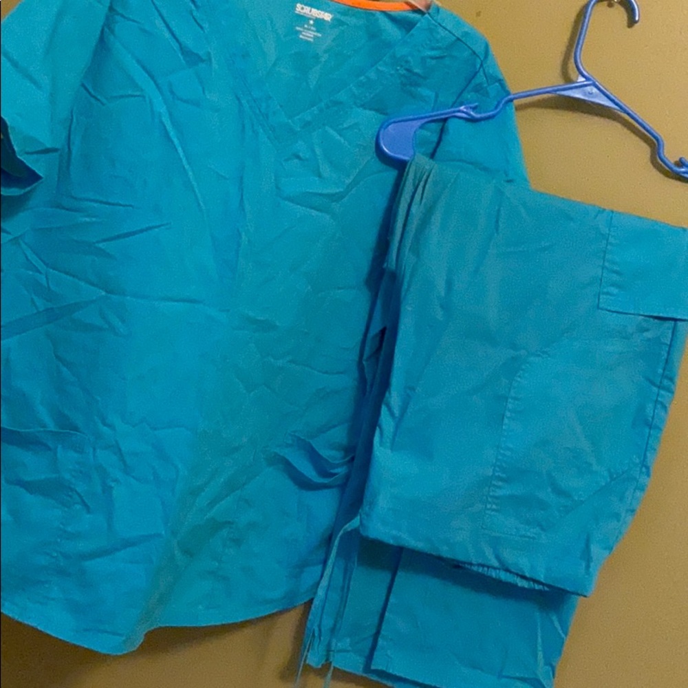 Scrub set